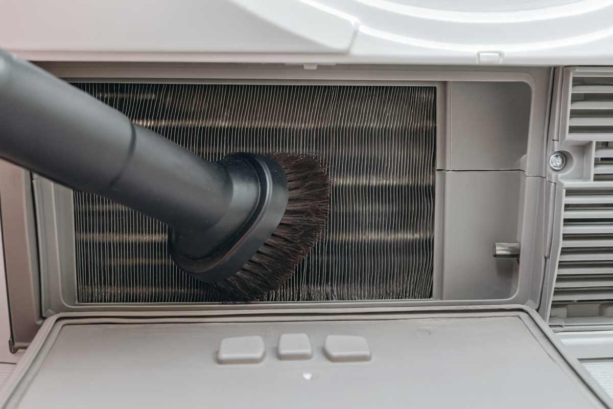 Nettoyage de la grille avec un embout brosse